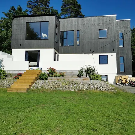 Spacious And Sunny Family Close To The