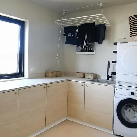 Spacious And Sunny Family Close To The 펜션