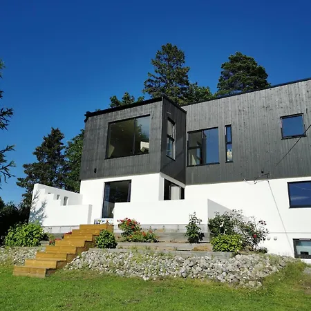 Spacious And Sunny Family Close To The 펜션