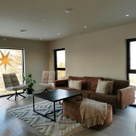 Spacious And Sunny Family Close To The * 산데피요르드