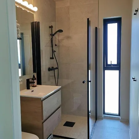 Spacious And Sunny Family Close To The 산데피요르드